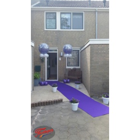 feestloper donker paarse loper voor het huis